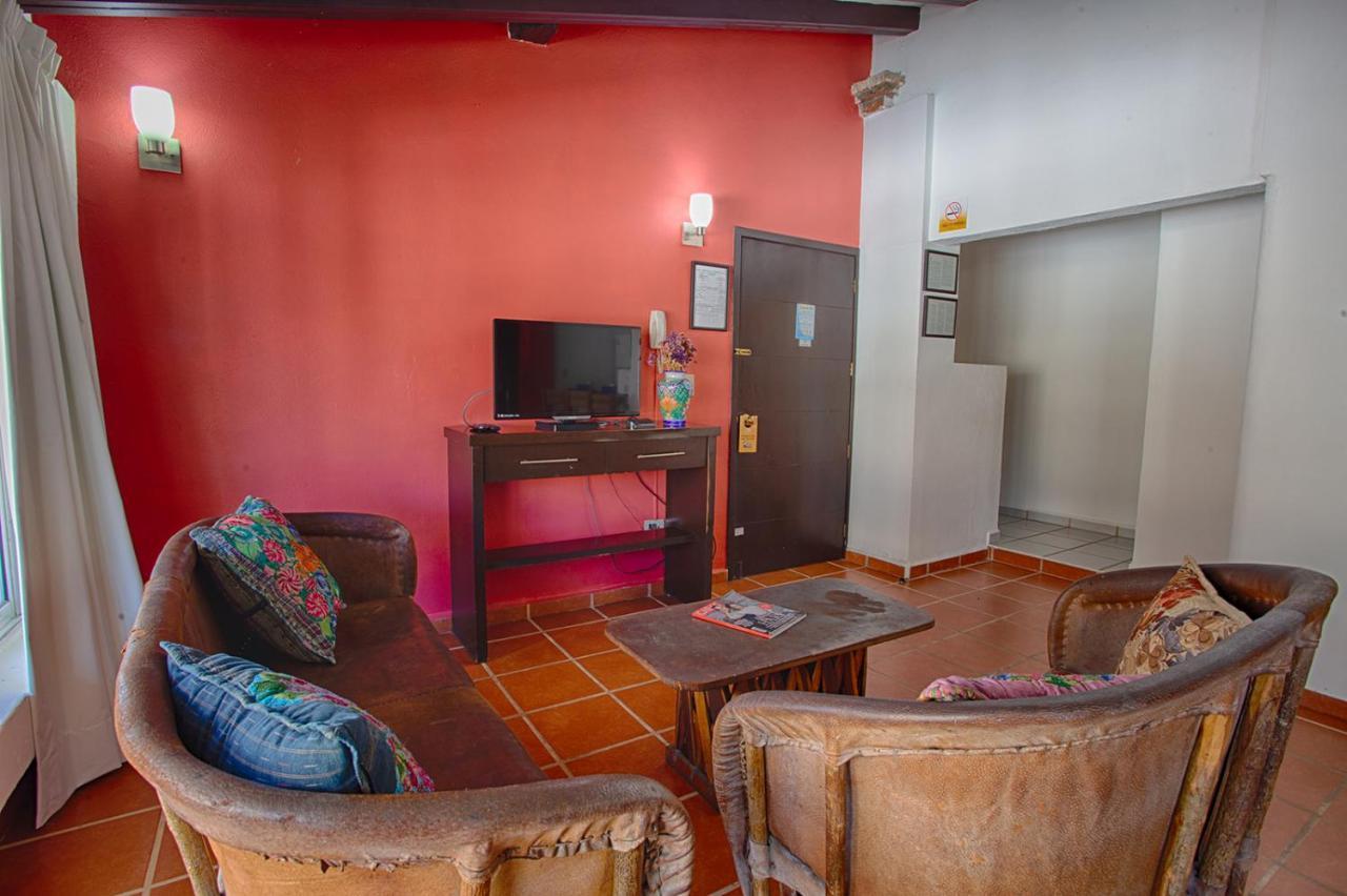 La Iguana Vallarta Lgbt Adults Only - Romantic Zone - Party Clubbing Street プエルトバラータ エクステリア 写真