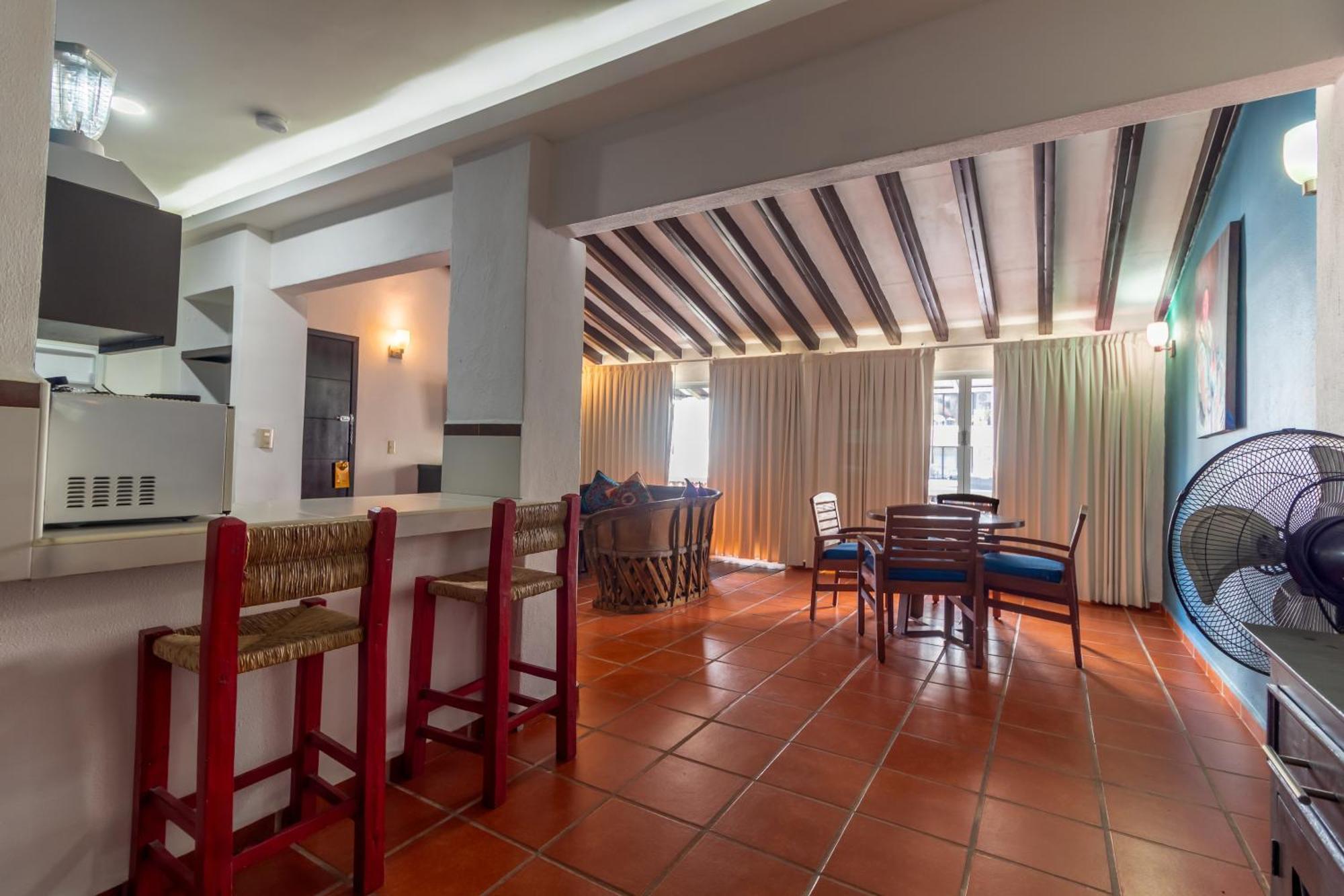 La Iguana Vallarta Lgbt Adults Only - Romantic Zone - Party Clubbing Street プエルトバラータ エクステリア 写真