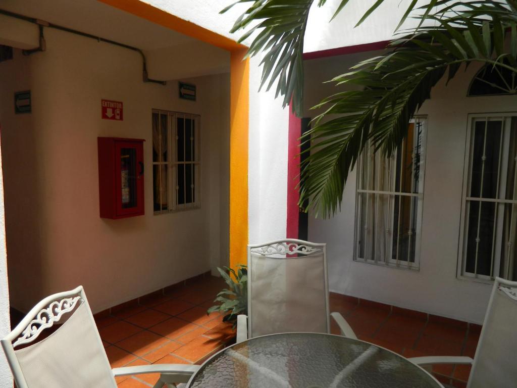 La Iguana Vallarta Lgbt Adults Only - Romantic Zone - Party Clubbing Street プエルトバラータ エクステリア 写真